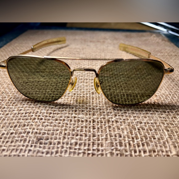 American Optical AO 5 1/2 Gold
1/10 12K GF Vintage Aviator
Sunglasses Pilot - Picture 2 of 7